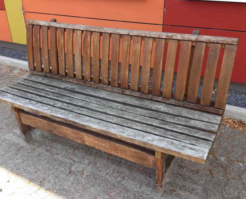 Sitzbank aus Holz, renovierungsbedürftig